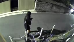 おしっこ　我慢の限界　路上