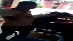 母乳で攻撃する女