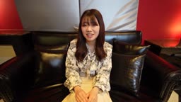 秘密めいた女性が初撮りで中出しされる