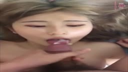 韓国美女が口内射精された白い液をごっくん