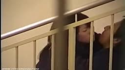 階段の踊り場でセックスするJK