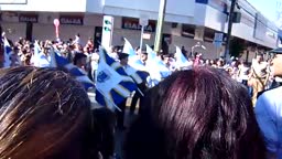 Encoxando na coroa distraída bunduda no desfile Cívico