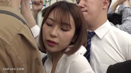 【鉄道】若者の股間にエロ尻を押しつけるお姉さん☆八乃つばさ【モザイク破壊】