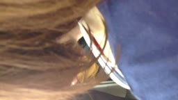 電車胸チラ