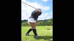 ノーパンミニスカ嫁です 隣のコースからかなり見られてる魅力なエッチなムッチリ脚エロ尻でゴルフ後続組は大興奮ナイスショット！