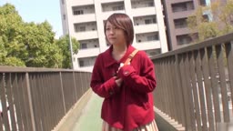 ショートカット美女　野外放尿