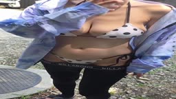 揺れ巨乳