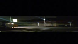 深夜の道路で大胆に