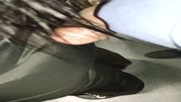 Encoxando gordinha gostosa no trem, mansinha sentindo a masturbação