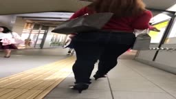 太ももからお尻にかけてエロ過ぎる！重圧感のあるデニム尻お姉さん