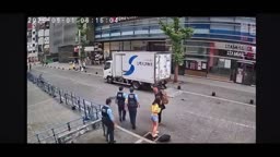 おしっこ　我慢の限界　警官に見つかる