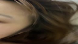 嫌がりつつ撮影を許してしまう彼女