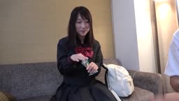 処女卒業して間もない女の子にどさくさにゴム外して中出し。