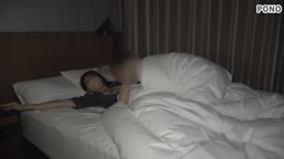 眠い彼女を起こして就寝前密着SEX