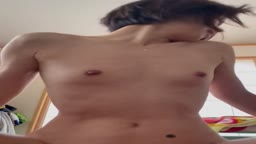 貧乳奥さん自宅で昼間からの騎乗位セックスにて声を押し殺してイク