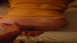 夜の就寝前に柔軟がルーティン「ちょっとパンティ―小さすぎない？」の問いに「ボディーライン、体形の維持よ！」と意味不明の回答の48歳