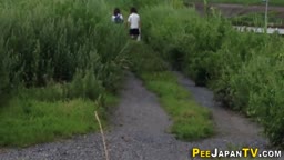 河川敷で仲良くしっこ