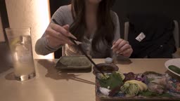 美女で細身で爆乳な女子 《長め見せ》