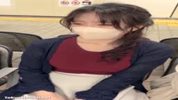 美巨乳美女 電車_5P集団チカン_密着で巨乳揉み_手マン_公衆の面前で捲り part1