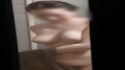お風呂で突然おっぱいを揺らしながら踊り出す女の子