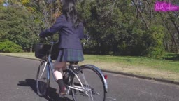 自転車に乗ってるミニスカ制服女子1