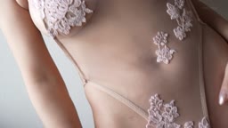 爆乳家庭教師が畳の部屋でこのセクシーなビキニ姿で体を披露している