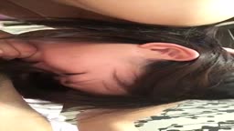 呻きながらチンポをしゃぶる彼女