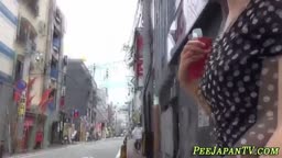 ビルの非常階段でしっこ