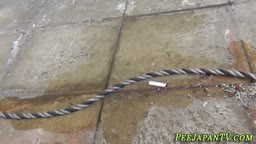 我慢できなくて街中でしっこしたけど見つかっちゃった