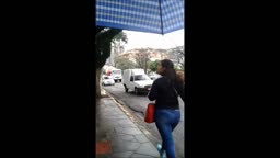 SHE NOTICED VOYEUR , MUJER BRAVA !