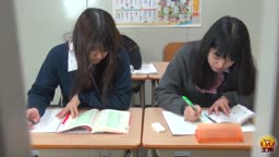 授業中に滴るおしっこお漏らし1
