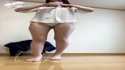 OLの出社準備をローアングルから覗き見♥2160×3840縦動画.mp4