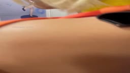 乳を揉ませるコスプレイヤー