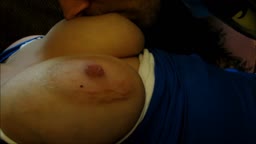 吸吮乳房会引发喷乳反射。这是有史以来最性感的场景。