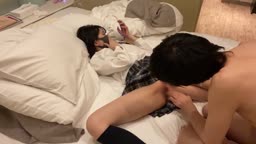 スマホをいじる生意気JK