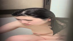 頭を洗う巨乳女子大生
