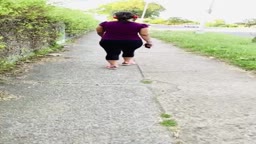 Jorrando porra na gostosa caminhando (Gushing cum on hottie walking)