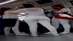 Enfermeira tesudas rabuda no trem (Tough nurse scowling on the train)