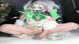 美しいコスプレで尿を見せている