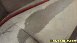 街中で隠れてしっこ