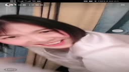 胸チラ