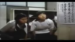 スカートめくり