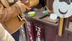 両足の間に