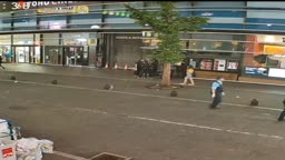 歌舞伎町の路上で尻出し