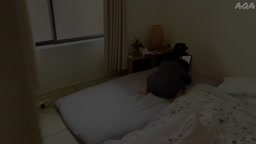 指先で肩の張った筋肉や