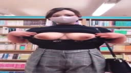 爆乳　乳出し　図書館