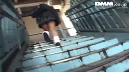 突撃隊スカート捲り