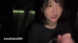地味な奥さんの車内フェラ