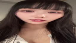 黒髪美女の舌だし