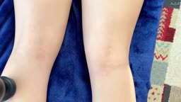 開脚する体勢を取り